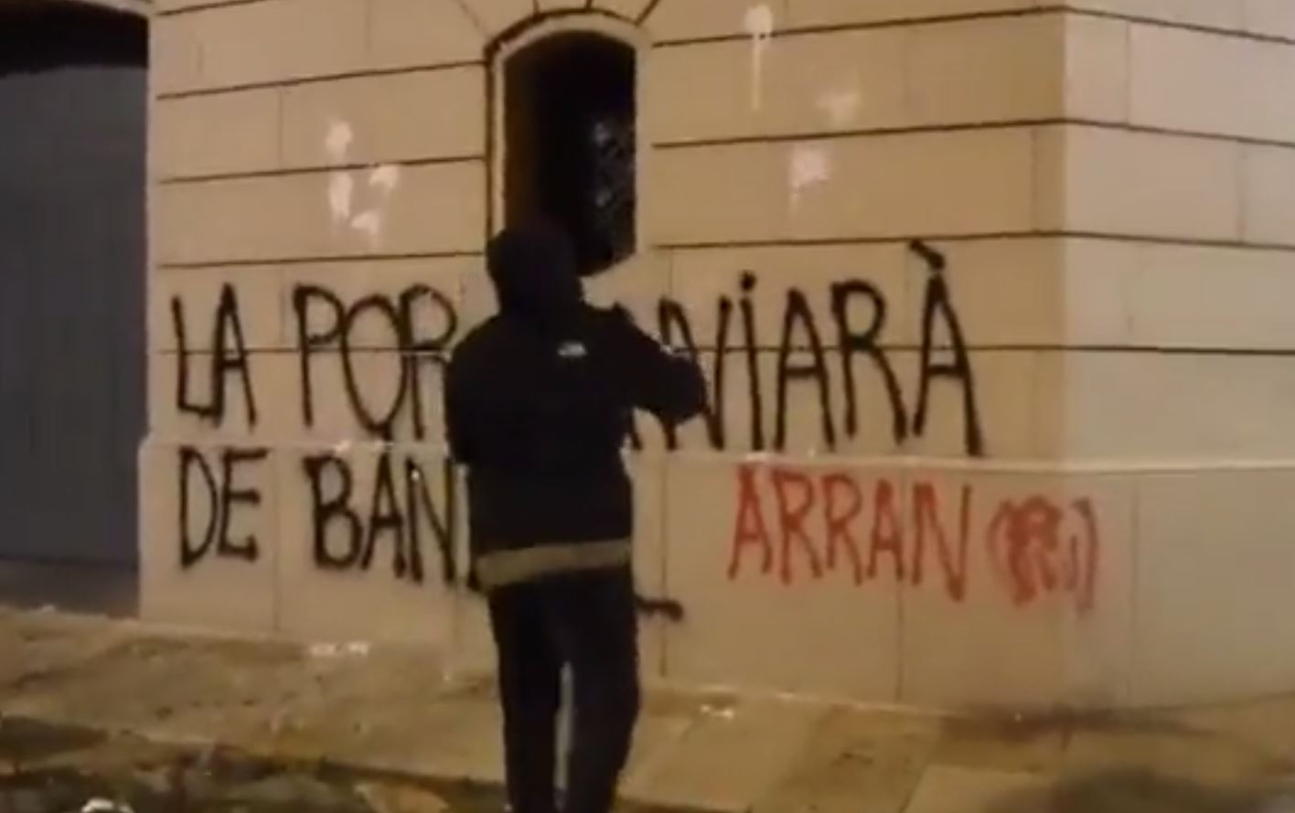 Screenshot of video showing an activist spray paiting the Seu d'Urgell Episcopal Palace with a pro-choice message (by Arran)
